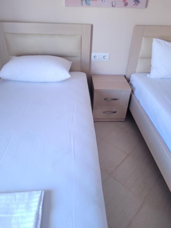 Marina Apartment Sarandë Exteriör bild