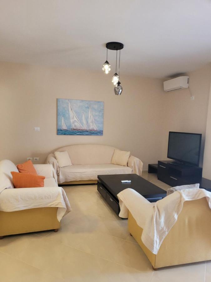 Marina Apartment Sarandë Exteriör bild