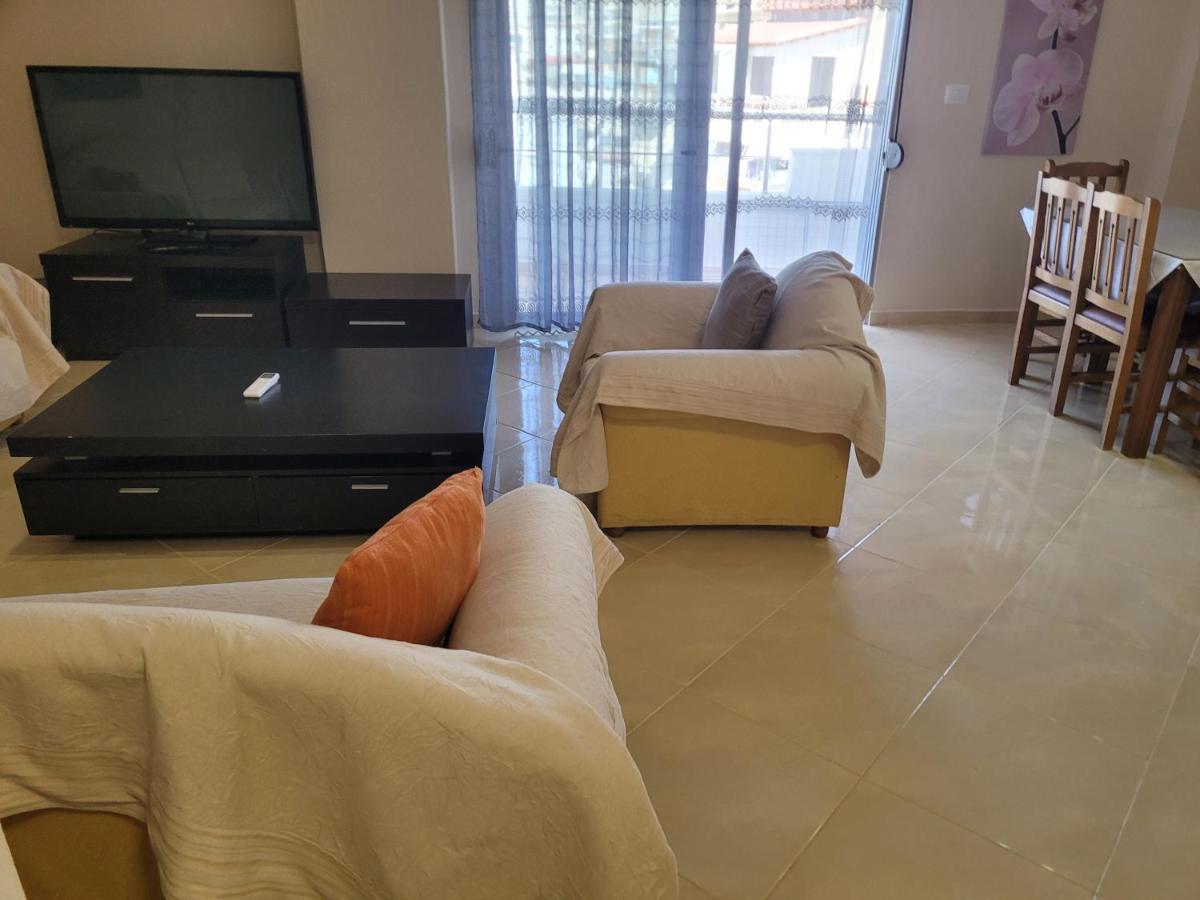 Marina Apartment Sarandë Exteriör bild