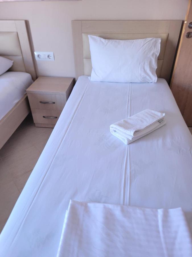 Marina Apartment Sarandë Exteriör bild