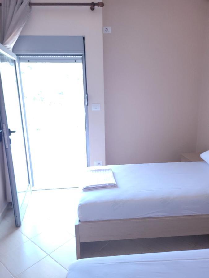 Marina Apartment Sarandë Exteriör bild